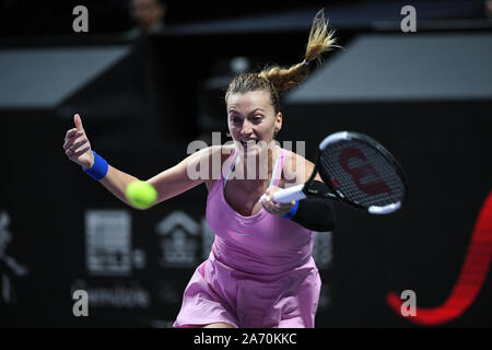 Shenzhen, Guangdong Provinz Chinas. 29 Okt, 2019. Petra Kvitova der tschechischen Republik liefert die Kugel während der Frauen singles Round robin Match gegen Belinda Bencic der Schweiz bei der WTA finale Tennis Turnier in Shenzhen in der Provinz Guangdong im Süden Chinas, Okt. 29, 2019. Credit: Liang Xu/Xinhua/Alamy leben Nachrichten Stockfoto