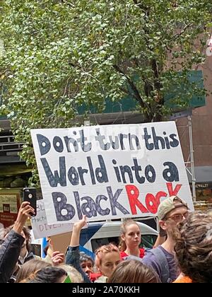 New York, NY, USA. 29 Okt, 2019. Klimawandel Protest/Kundgebung an BlackRock Hauptquartier in New York, New York, am 29. Oktober 2019. Credit: Rainmaker Foto/Media Punch/Alamy leben Nachrichten Stockfoto