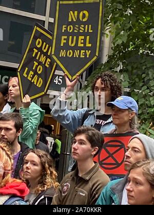 New York, NY, USA. 29 Okt, 2019. Klimawandel Protest/Kundgebung an BlackRock Hauptquartier in New York, New York, am 29. Oktober 2019. Credit: Rainmaker Foto/Media Punch/Alamy leben Nachrichten Stockfoto