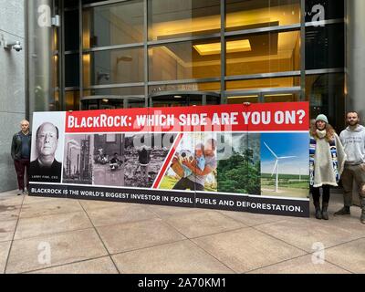 New York, NY, USA. 29 Okt, 2019. Klimawandel Protest/Kundgebung an BlackRock Hauptquartier in New York, New York, am 29. Oktober 2019. Credit: Rainmaker Foto/Media Punch/Alamy leben Nachrichten Stockfoto