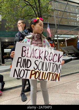 New York, NY, USA. 29 Okt, 2019. Klimawandel Protest/Kundgebung an BlackRock Hauptquartier in New York, New York, am 29. Oktober 2019. Credit: Rainmaker Foto/Media Punch/Alamy leben Nachrichten Stockfoto