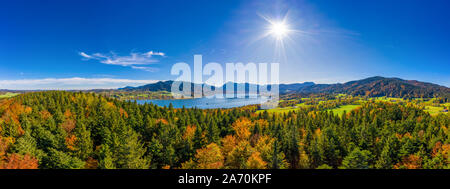 Fantastischer Panoramablick auf die bayerischen Tegernsee im Herbst mit Herbstfarben, die von einer Drohne. Stockfoto