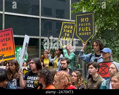 New York, NY, USA. 29 Okt, 2019. Klimawandel Protest/Kundgebung an BlackRock Hauptquartier in New York, New York, am 29. Oktober 2019. Credit: Rainmaker Foto/Media Punch/Alamy leben Nachrichten Stockfoto