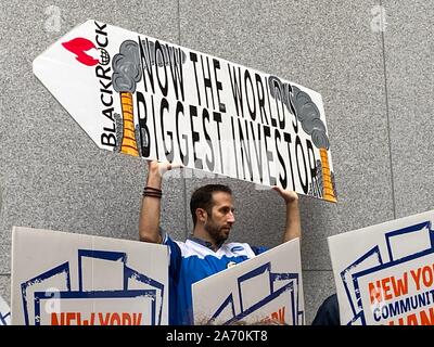New York, NY, USA. 29 Okt, 2019. Klimawandel Protest/Kundgebung an BlackRock Hauptquartier in New York, New York, am 29. Oktober 2019. Credit: Rainmaker Foto/Media Punch/Alamy leben Nachrichten Stockfoto
