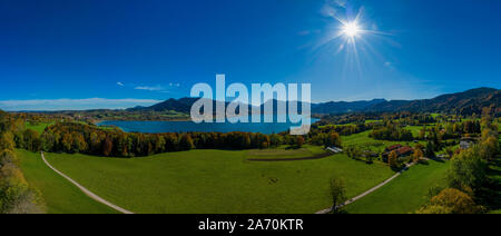 Fantastischer Panoramablick auf die bayerischen Tegernsee im Herbst mit Herbstfarben, die von einer Drohne an einem sonnigen Tag gemacht. Stockfoto