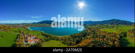 Fantastischer Panoramablick auf die bayerischen Tegernsee im Herbst mit Herbstfarben, die von einer Drohne. Stockfoto