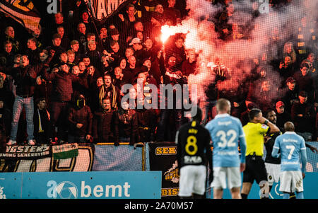 Malmö, Schweden. 28 Okt, 2019. Die fans von AIK Stockholm in den Weg abschnitt für die allsvenskan Match zwischen Malmö FF und AIK Stockholm in Malmö Neues Stadion in Malmö zu sehen. (Foto: Gonzales Foto/Alamy leben Nachrichten Stockfoto