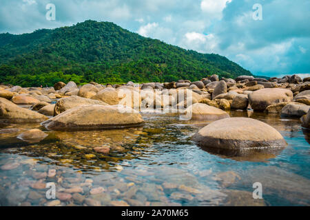 Einem schönen grünen Hügel in einem bewölktem Wetter. Die Verschönerung von Meghalaya. Stockfoto