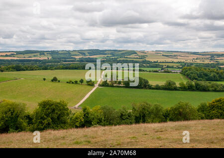 Weit reichenden Blick über die Landschaft von Hampshire aus South Downs Way in der Nähe von Beacon Hill National Nature Reserve östlich von Winchester, England. Stockfoto