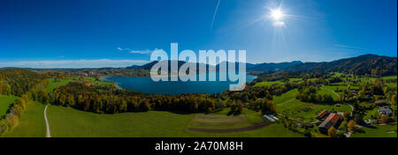 Fantastischer Panoramablick auf die bayerischen Tegernsee im Herbst mit Herbstfarben, die von einer Drohne an einem sonnigen Tag gemacht. Stockfoto