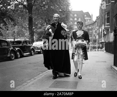 Feldmarschall Viscount Montgomery und seine Seite, Nicholas Wright - Durchführung von Coronet - ein Spritzen der Krönungstag Farbe, da sie Spaziergang durch Dean's Yard, Westminster, zur Westminster Abbey für die endgültige "full Dress Rehearsal der Krönungszeremonie. Stockfoto