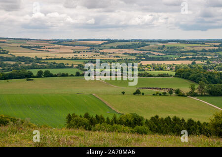 Weit reichenden Blick über die Landschaft von Hampshire aus South Downs Way in der Nähe von Beacon Hill National Nature Reserve östlich von Winchester, England. Stockfoto