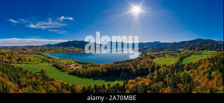 Fantastischer Panoramablick auf die bayerischen Tegernsee im Herbst mit Herbstfarben, die von einer Drohne. Stockfoto