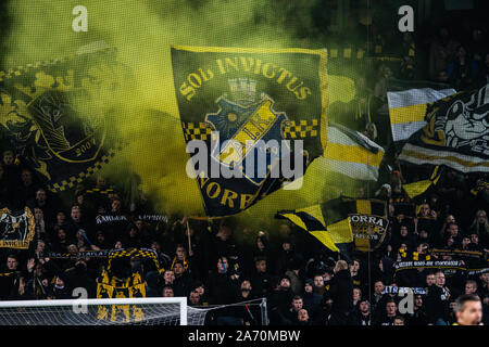 Malmö, Schweden. 28 Okt, 2019. Die fans von AIK Stockholm in den Weg abschnitt für die allsvenskan Match zwischen Malmö FF und AIK Stockholm in Malmö Neues Stadion in Malmö zu sehen. (Foto: Gonzales Foto/Alamy leben Nachrichten Stockfoto