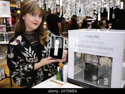 Paris, Frankreich. 25 Okt, 2019. Ein Modell stellt die bahnbrechende Schönheit Produkt Le Teint Particulier Sonderanfertigung Stiftung von Lancome, einer der weltweit bekanntesten Marken von L'Oreal, bei den Galeries Lafayette in Paris, Frankreich, 25. Oktober, 2019. L'Oreal wird in der zweiten China International Import Expo (CIIE) geplant für November 5-10 in Shanghai, China teilnehmen. Credit: Gao Jing/Xinhua/Alamy leben Nachrichten Stockfoto