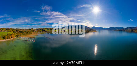 Fantastischer Panoramablick auf die bayerischen Tegernsee im Herbst mit Herbstfarben, die von einer Drohne. Stockfoto