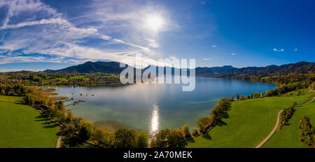 Fantastischer Panoramablick auf die bayerischen Tegernsee im Herbst mit Herbstfarben, die von einer Drohne. Stockfoto