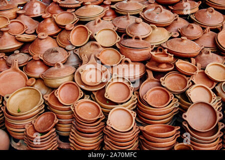 Große Anzahl der Töpferei in den Straßen von Marokko verkauft. Ton Platten nationale Gerichte Tajine. Töpfern von Hand Handwerker Stockfoto