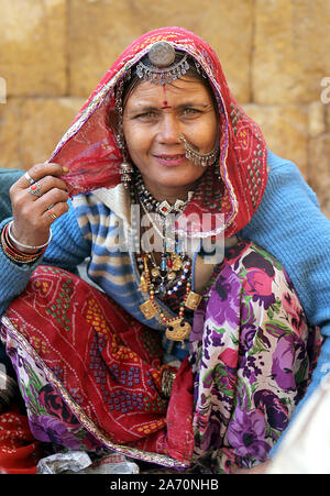 Porträt einer wunderschönen kalbelia Tänzerin in prunkvollen Kostümen bei Jaisalmer Fort im indischen Bundesstaat Rajasthan. Foto von Sumit Saraswat Stockfoto