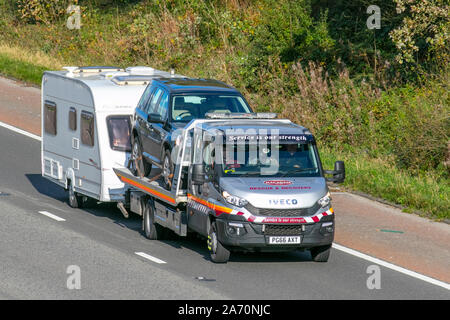 John Macadam & Son Rescue Ltd, 24 Stunden Pannenhilfe & Autohilfe. Macadam 2017 Iveco Daily 70C18D Vehicle Rescue and Recovery; UK Vehicular Traffic, Transport, modern vehicles, Limousinen & Caravan, Richtung Süden auf der Autobahn M6 mit 3 Spuren. Stockfoto