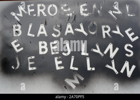 Spritzlackiert schwarzen Buchstaben und die Vorlage nach der Malerei. Eine typografische Gestaltung Rechtschreibung keine Worte. Briefe hing an Nägel lackiert werden. Stockfoto