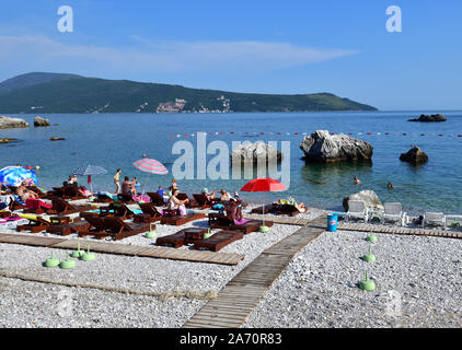 Herceg Novi, Montenegro - 10. Juni. 2019. Ein Volk auf der zentralen Stadt Strand entspannen Stockfoto