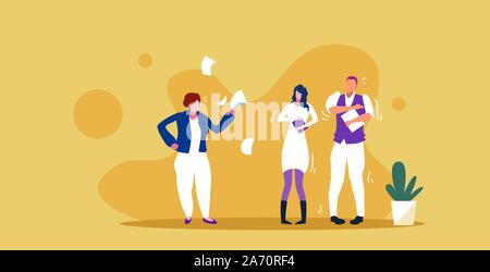 Unzufrieden Frau boss werfen Papier Dokumente schreiend auf frustrierte Arbeitnehmer paar schlechten Job Konzept verärgert Arbeitgeber schreien Mitarbeiter Skizze horizontale voller Länge Vektor illustration Stock Vektor