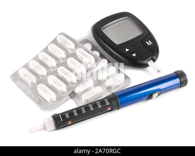 Insulinpen, Pillen, Blutzuckermessgerät und Test Streifen auf weißem Hintergrund Stockfoto