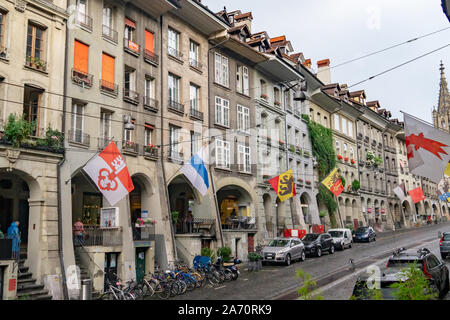 Bern, Schweiz. Mittelalterliche Straße Kramgasse mit Fahnen in das alte Stadtzentrum. Berühmten shopping Gasse Stockfoto