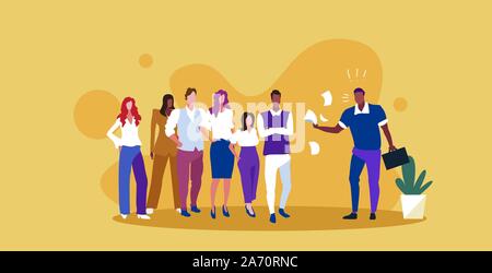 Unzufrieden Mann Chef werfen Papier Dokumente schreiend auf frustrierte Arbeitnehmer Team schlechter Job Konzept verärgert Arbeitgeber schreien Mitarbeiter Skizze horizontale voller Länge Vektor illustration Stock Vektor