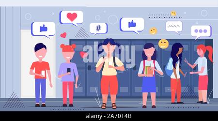 Mix rennen Schulkinder mit online mobile App social media Network chat bubble Kommunikation Konzept moderne Schule Flur Innenraum Skizze voller Länge horizontale Vektor illustration Stock Vektor