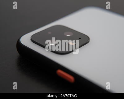 Großbritannien, Oktober 2019: Pixel 4 weiße smart phone Nahaufnahme Kamera Objektiv und Netzschalter Stockfoto