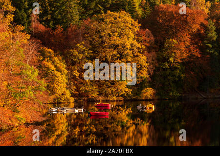 Boote auf einem Schottischen Loch in Highland Perthshire verankert Stockfoto