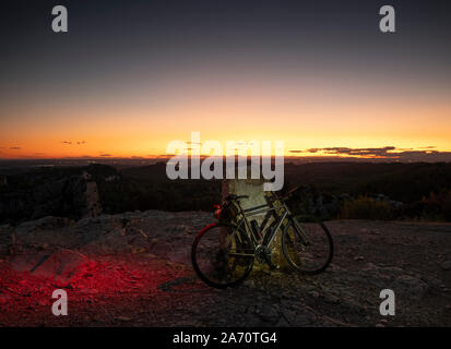 Sonnenuntergang auf dem Gipfel des Alpilles, in der Nähe von San Remy, Provence, Frankreich. Stockfoto