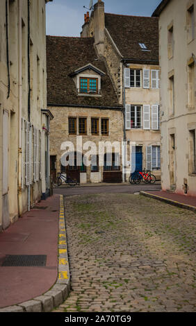 Typisch französische Straße in Beaune, Burgund, Frankreich. Stockfoto