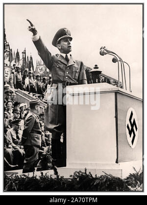 Vintage WW2 1930er Bild von Dr. Joseph Goebbels deutschen Propagandaminister der Nazis eine Rede an einem Podium mit dem nationalsozialistischen Hakenkreuz Emblem auf der Vorderseite Deutschland angezeigt Stockfoto