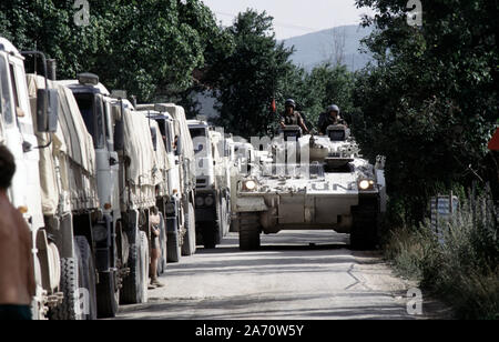 5. Juli 1993 während des Krieges in Bosnien: Auf der Route Diamant, eine britische Armee Krieger drückt die Vergangenheit ein ODA (Übersee Developmant Agentur) Konvoi von Lkw, montiert, nördlich von Gornji Vakuf. Stockfoto