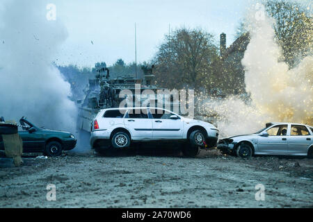 Ein gepanzertes Fahrzeug rams in ein Auto während der Army Combat Power' Demonstration der aktuellen und zukünftigen; Technologie für Operationen auf der ganzen Welt auf Salisbury, Wiltshire verwendet. Stockfoto