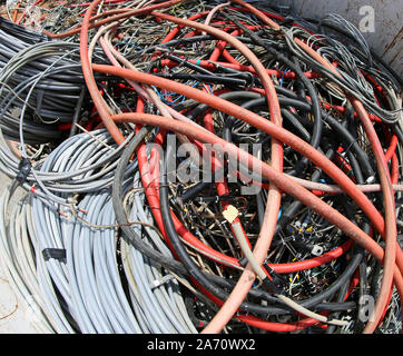 Elettrical Kabel im Recycling Center auf dem Behälter Stockfoto