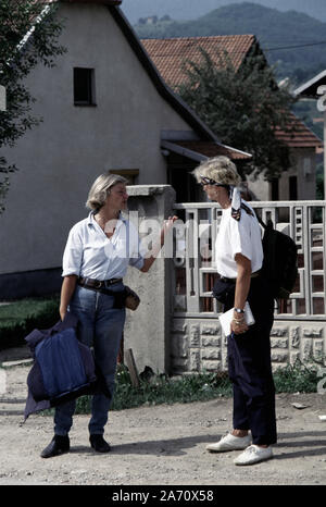 5. Juli 1993 während des Krieges in Bosnien: Kate Adie von der BBC spricht mit Hilary Brown von ABC News vor dem Presseinformationshaus in der Nähe des Stützpunktes der britischen Armee in Bila, in der Nähe von Vitez. Stockfoto