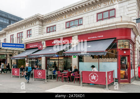 Personen, die außerhalb einer Niederlassung der Petit Pret, einen schnellen Service Pret a Manger, im Farringdon, London sitzen. Stockfoto