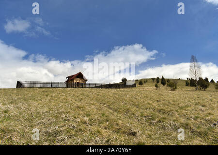 Eine kleine, gemütliche Berghütte auf zlatar Berg in Serbien. Stockfoto