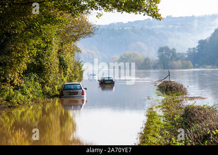 Autos klemmt in der Hochwasser auf der B 4234 durch den Fluss Wye am 28.10.2019 in der Nähe der Kerne Brücke, Herefordshire UK-Überschwemmung wurde durch starken Regen in Wales verursacht Stockfoto