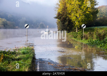 Autos klemmt in der Hochwasser am B 4234 neben dem Fluss Wye auf der Gloucestershire/Herefordshire Grenze am 28.10.2019 nr Unteren Longhope, Gloucestershire Stockfoto