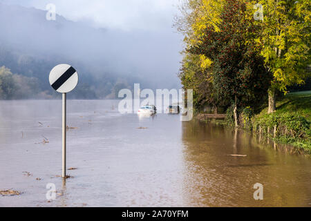 Autos klemmt in der Hochwasser am B 4234 neben dem Fluss Wye auf der Gloucestershire/Herefordshire Grenze am 28.10.2019 nr Unteren Longhope, Gloucestershire Stockfoto