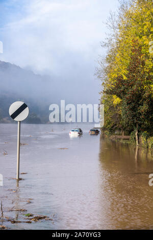 Autos klemmt in der Hochwasser am B 4234 neben dem Fluss Wye auf der Gloucestershire/Herefordshire Grenze am 28.10.2019 nr Unteren Longhope, Gloucestershire Stockfoto