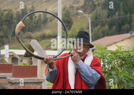 Indigene highlander spielen eine Kuh Horn Trompete, La Moya, Ecuador Stockfoto