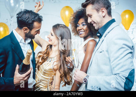 Party Leute mit Getränken feiern das neue Jahr oder eine Geburtstagsfeier Stockfoto