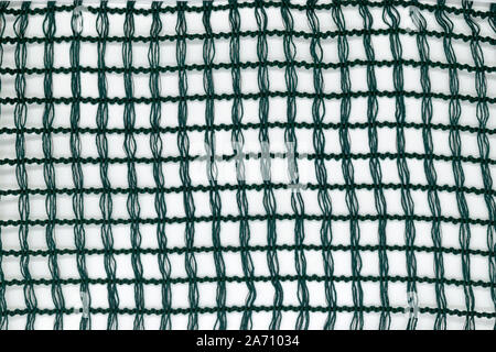 Grün Gitter mit quadratischen Fenstern aus Thread auf weißem Hintergrund Stockfoto