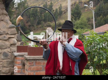 Indigene highlander spielen eine Kuh Horn Trompete, La Moya, Ecuador Stockfoto